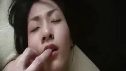 Prljava thi porno djevojka Siri čisti ogromne sise!