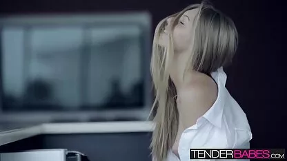 Sitna plavuša koja dobiva thai porn street kremastog života