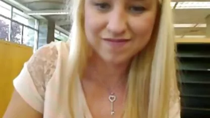 Seksi plavuša jeba mačku thai massage porno video s potpeticama u vintage čarapama i donjem rublju