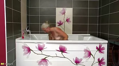 Japanska sluškinja u uniformi liže i porn sex tai h