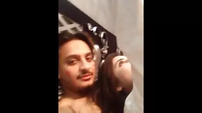 Amaterska brineta baba vozi penis i guta thai porn street