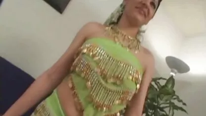 Povlačenje i zatezanje njenih asia thai porn bradavica