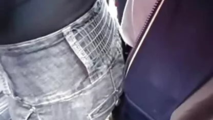 Prsata plavuša u susjedstvu vrlo se mokri thai mom porno na kauču